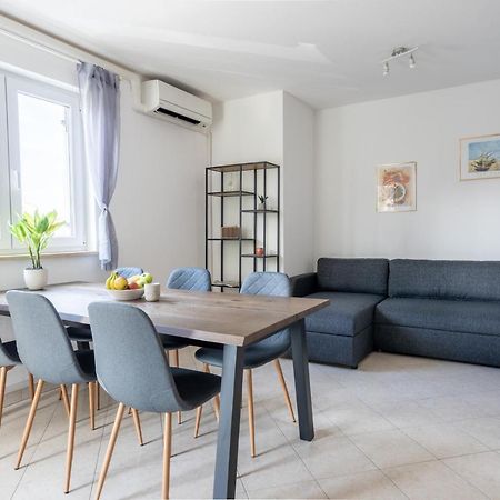 Charmante Wohnung Fusslaeufig Zum Meer In Funtana Esterno foto