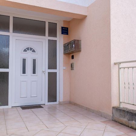 Charmante Wohnung Fusslaeufig Zum Meer In Funtana Esterno foto