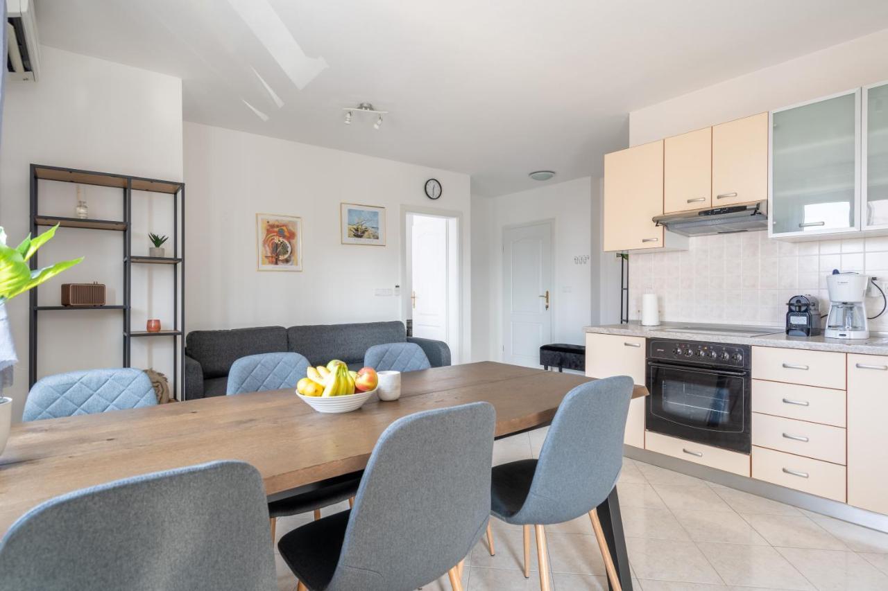 Charmante Wohnung Fusslaeufig Zum Meer In Funtana Esterno foto