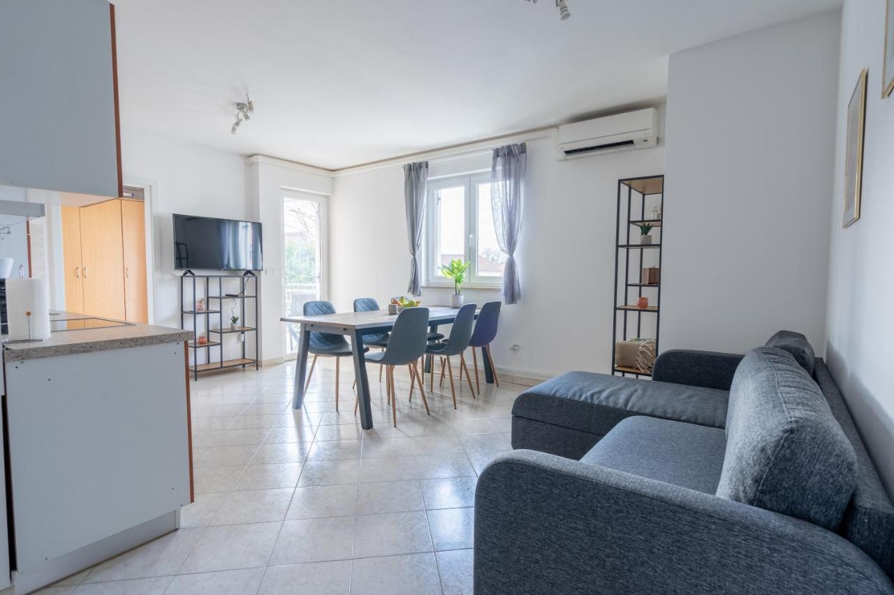 Charmante Wohnung Fusslaeufig Zum Meer In Funtana Esterno foto